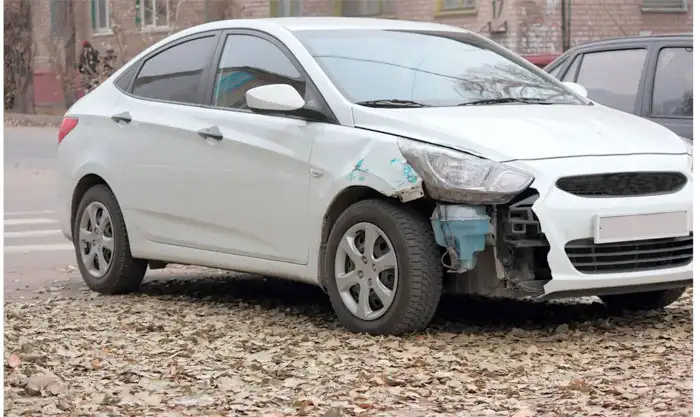 Weiße Limousine mit Motorschaden in Olpe